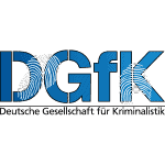 corma- dgfk-logo auf schwarzem hintergrund.